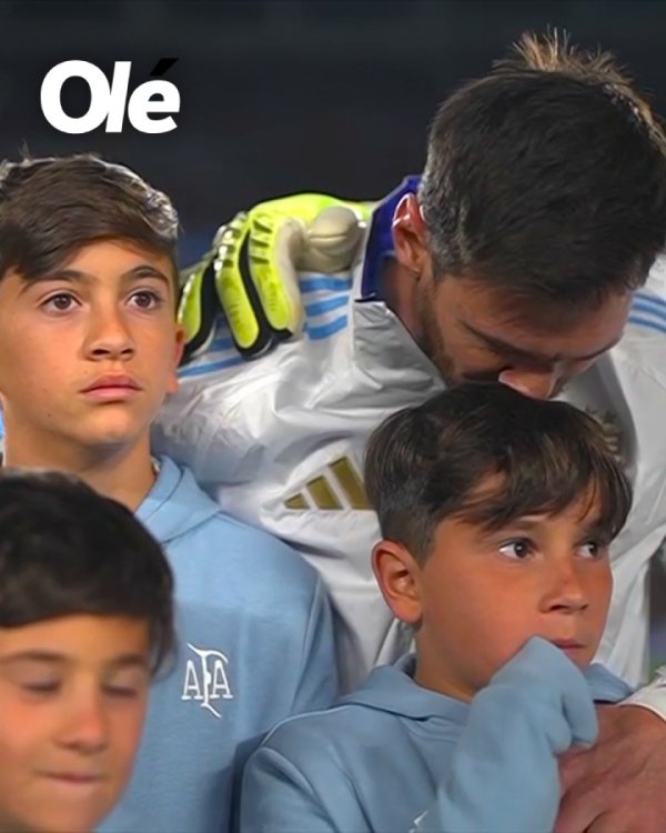 Rất nhiều cảm xúc! Messi cúi đầu xuống và hôn con trai mình khi chơi quốc ca