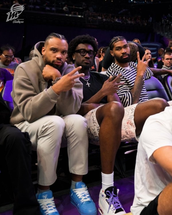 Những người chơi của Suns như Dillon và Ma Wei xem trận playoff Mercury! Thật đáng tiếc khi anh ta t