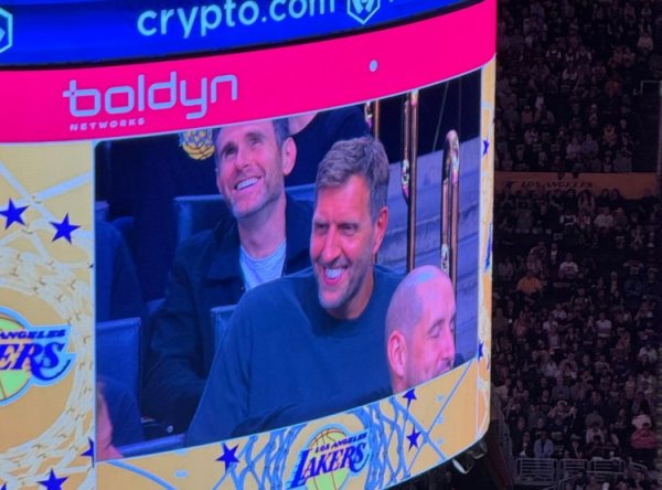 Hãy đến ủng hộ em trai Doncic của tôi! Nowitzki có mặt tại sân nhà Lakers để theo dõi trận khai mạc