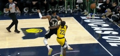 Hành động có chút lớn! Antetokounmpo phản công và bị Nesmith hạ gục, người bị gọi là phạm lỗi trắng 