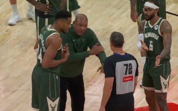 Điên! Giannis Antetokounmpo bị đánh liên tục mà không kịp thổi còi. Lão Lý tức giận phàn nàn!