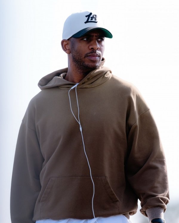 Hãy đến Phoenix! Cầu thủ Clippers vẫn chú trọng trang phục thoải mái khi lên máy bay