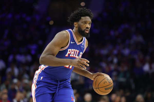 Perkins: Mọi người theo dõi trận đấu đều biết rằng Embiid hiện không thể di chuyển được nữa. Nếu khô
