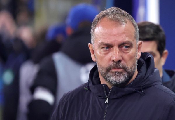 TA: Nguồn tin thân cận với ban huấn luyện cho biết Flick không có ý định từ bỏ khả năng phòng ngự ca