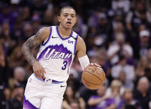 Nó đang lấy đà! Markkanen phản công giúp Keonte George thực hiện pha dunk trong hẻm để ngăn chặn Tim