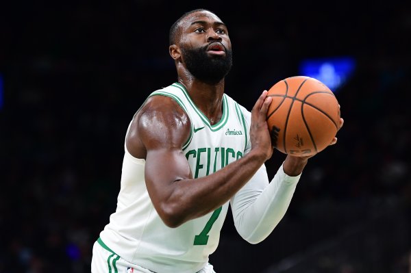 Ghi được 12 điểm trong quý thứ hai! Jaylen Brown thực hiện 7 trong số 13 quả trong hiệp và ghi được 