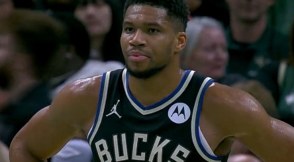 Đôi mắt dữ tợn? Antetokounmpo hạ gục Plumlee bằng bước đi châu Âu 2+1. Hornets thách thức và phạm lỗ