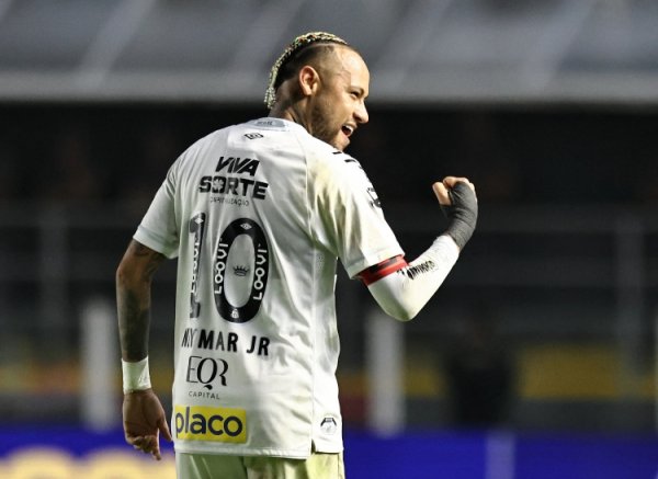 Phóng viên: Neymar tham gia buổi tập hôm nay của Santos và ngày càng có cơ hội ra sân ở vòng tiếp th