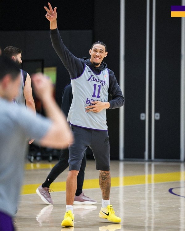 Big Three xuất hiện cùng nhau! Lakers chính thức tung ảnh tập luyện của đội: chuẩn bị cho NBA Cup🔒